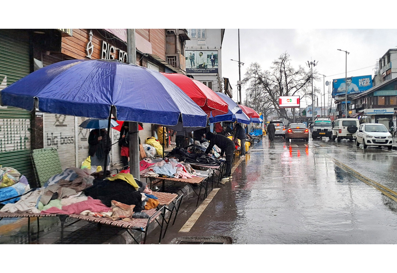 Srinagar receives light rain on Sunday. - Excelsior/Shakeel