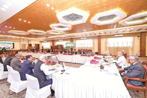 Amit shah reviewed the development projects in Jammu & Kashmir (2) Home Minister Amit Shah flanked by CM Omar Abdullah chairing review meeting of developmental projects in Srinagar.
